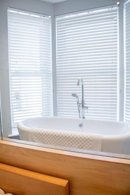 Edge14- Spacious, Stylish And Near The Beach! *