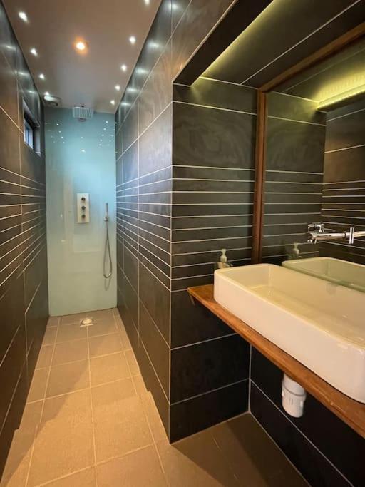 Edge14- Spacious, Stylish And Near The Beach! *