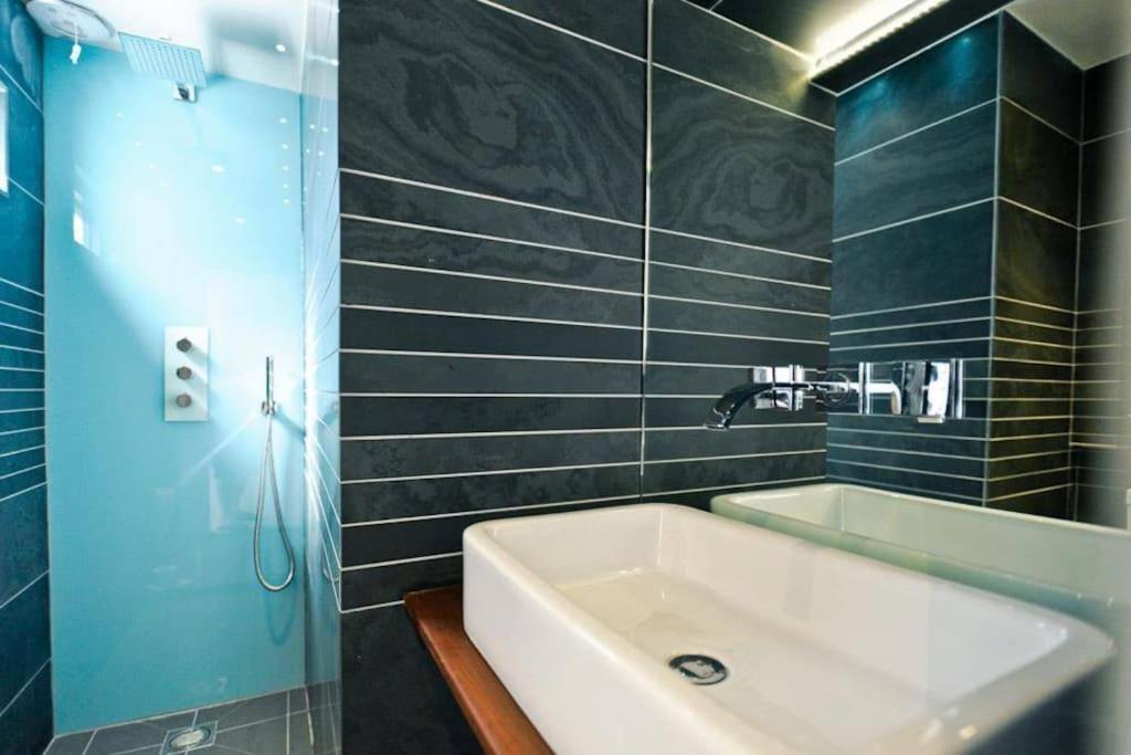 Edge14- Spacious, Stylish And Near The Beach! Holiday home